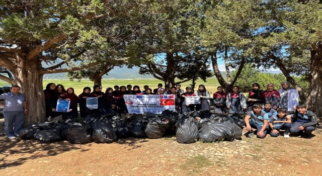 Elmalı’da öğrenciler Avlan Gölü’nde çevre temizliği yaptı