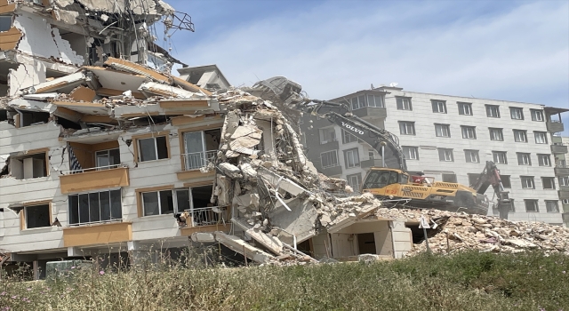 Depremlerden etkilenen Hatay’da ağır hasarlı binaların yıkımı sürüyor