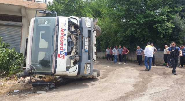 Osmaniye’de yolun çökmesi sonucu devrilen beton mikserinin sürücüsü yaralandı