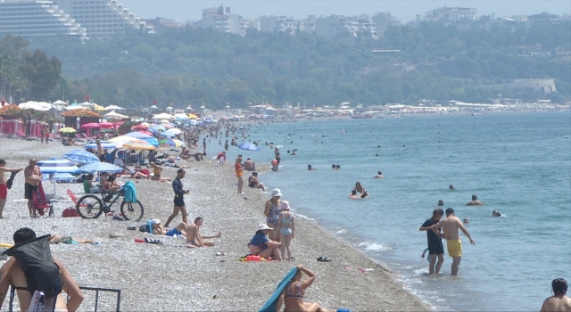 Güneşli havayı fırsat bilenler Antalya sahillerini doldurdu