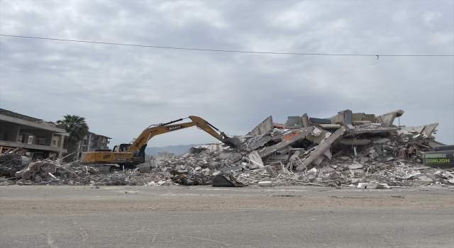 Hatay’da ağır hasarlı binaların yıkımı sürdü