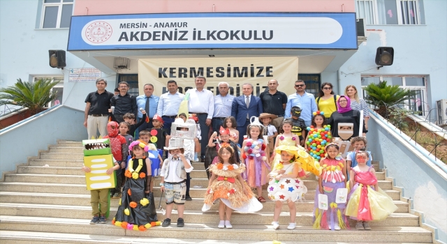 Mersin’de öğrenciler atık malzemelerden kostüm tasarladı