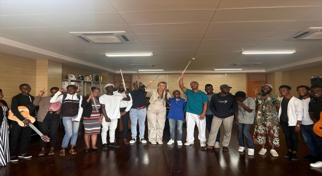 Flüt sanatçısı Lelya Bayramoğulları, Mozambik’te gençlere konser verdi