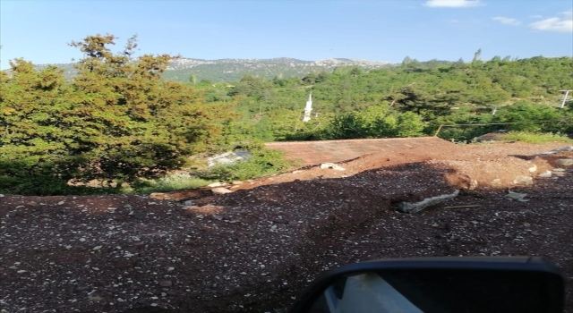 Antalya’daki Boğaçayı Deresi’nin renginin toprak kayması nedeniyle değiştiği belirlendi