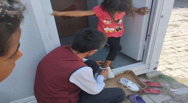 Simitçi Erkan’dan Hatay’da depremzede çocuklara ayakkabı