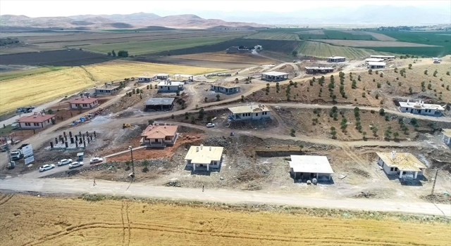 Kahramanmaraş’ın Türkoğlu ilçesinde köy tipi afet konutlarının yapımı sürüyor