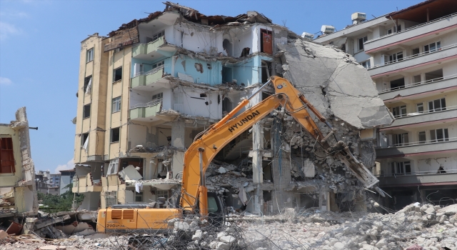 Depremlerden etkilenen Hatay’da ağır hasarlı binaların yıkımına devam ediliyor