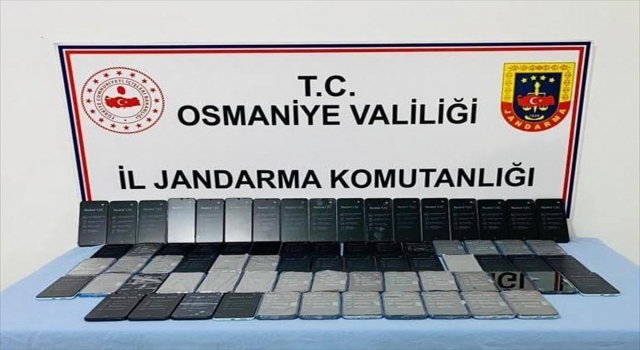 Osmaniye’de kaçak cep telefonu bulunan otomobildeki 2 kişi gözaltına alındı