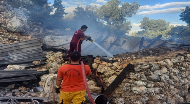 Mersin’de yangın çıkan taş ev ve ahır kullanılamaz hale geldi