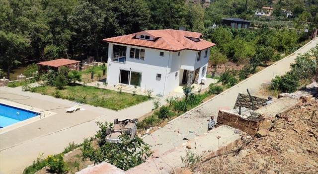 Antalya’da villa bahçesine devrilen otomobildeki 6 kişi yaralandı