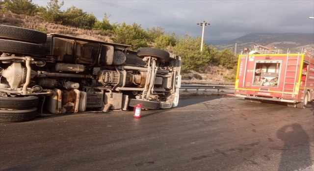 Hatay’da devrilen tırdaki iki kişi yaralandı