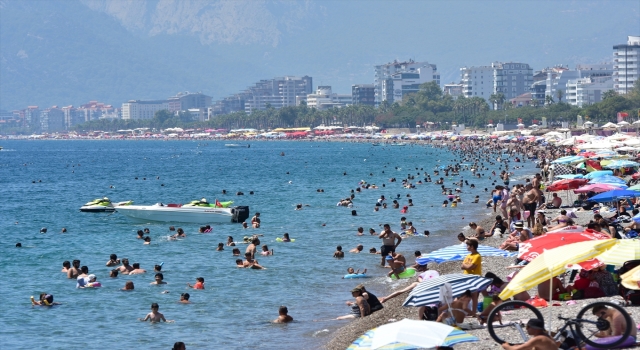 Antalya’da serinlemek isteyenler sahillerde yoğunluk oluşturdu