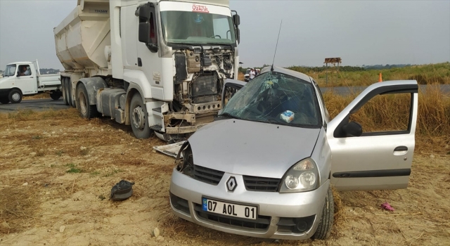 Antalya’da kamyon ile otomobil çarpıştı 2 kişi yaralandı