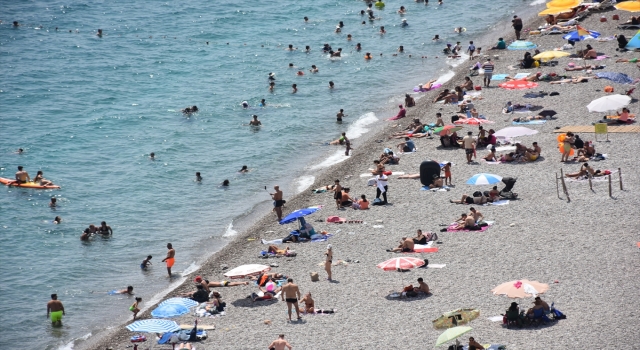 Antalya’da sıcak hava ve nemden bunalanlar sahillerde yoğunluk oluşturdu