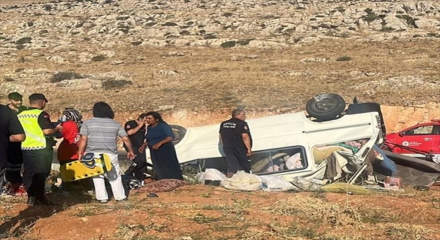 Antalya’da şarampole yuvarlanan minibüsteki 9 kişi yaralandı