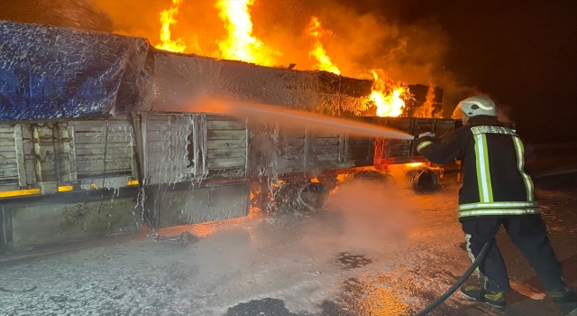 Mersin’de seyir halinde alev alan tır yandı