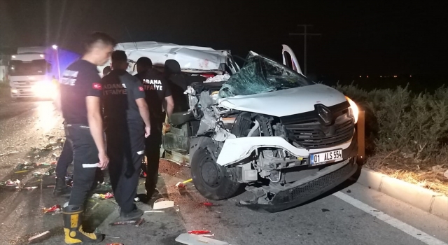 Adana’da tıra çarpan panelvandaki 2 kişi yaralandı