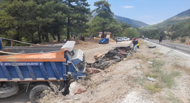 Antalya’da kamyon ile otomobilin çarpıştığı kazada 1 kişi öldü, 1 kişi yaralandı