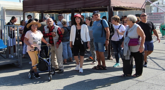 ”Crown Iris” kruvaziyeri 1606 turistle Alanya’ya geldi