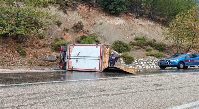 Antalya’da devrilen kamyonetteki 3 kişi yaralandı