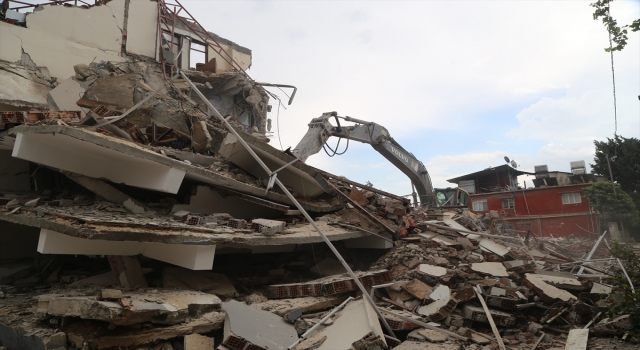 Hatay’da ağır hasarlı 7 bina kontrollü şekilde yıkıldı