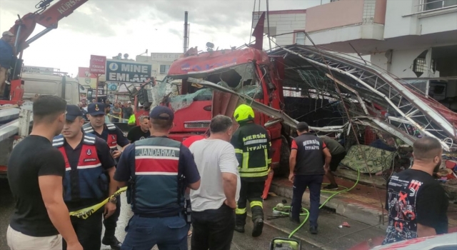 Mersin’de tır yol kenarındaki mağazaya girdi, 7 kişi yaralandı