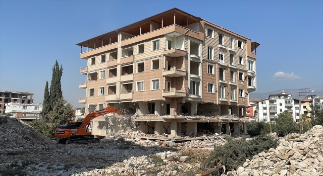 Hatay’da ağır hasarlı binaların kontrollü yıkımı sürüyor
