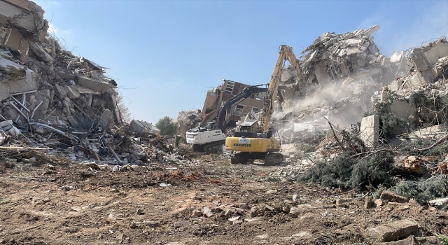 Hatay’da ağır hasarlı binaların kontrollü yıkımı sürüyor