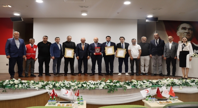 Adana’da kan bağışına destek veren hastaneler ödüllendirildi
