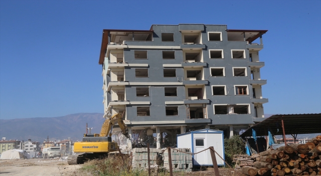 Hatay’da depremlerde ağır hasar alan 5 katlı bina kontrollü yıkıldı