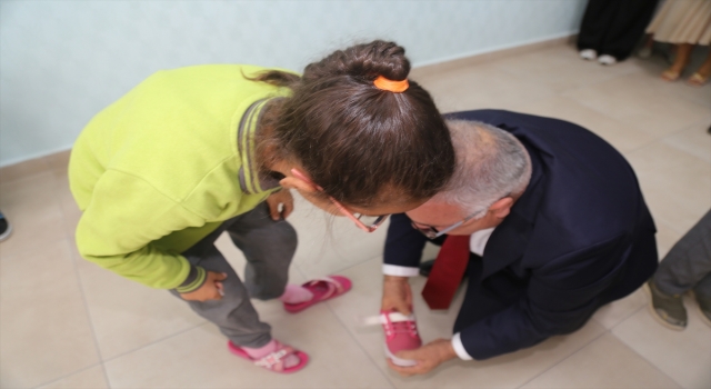 Nizip’te öğrencilere kıyafet ve ayakkabı yardımı yapıldı