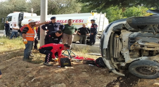 Burdur’da ağaca çarpan otomobildeki baba oğul öldü