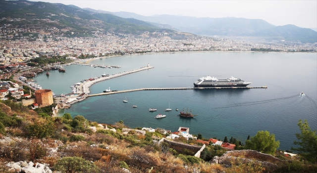 Kruvaziyer ”Azamara Pursuit” Alanya Limanı’na demirledi