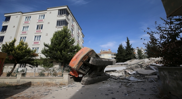 Gaziantep’te ağır hasarlı binanın iş makinesi üzerine devrilmesi kamerada