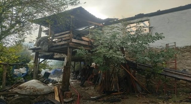 Antalya’da ahşap evde çıkan yangında yaşlı çift yaralandı