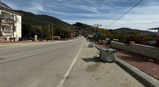 Isparta’da freni boşalan kamyon direğe çarparak durabildi