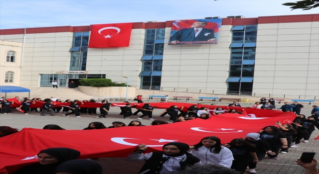 Adana’da öğrenciler Cumhuriyet’in 100. yılını 100 metrelik bayrakla kutladı