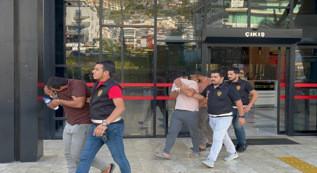Antalya’da kendilerini polis olarak tanıtarak yaşlı kadını dolandıran 3 zanlı tutuklandı