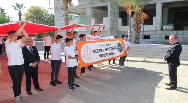 Anamur’da öğrenciler Kaymakam Bozdemir’e Türk bayrağı sundu