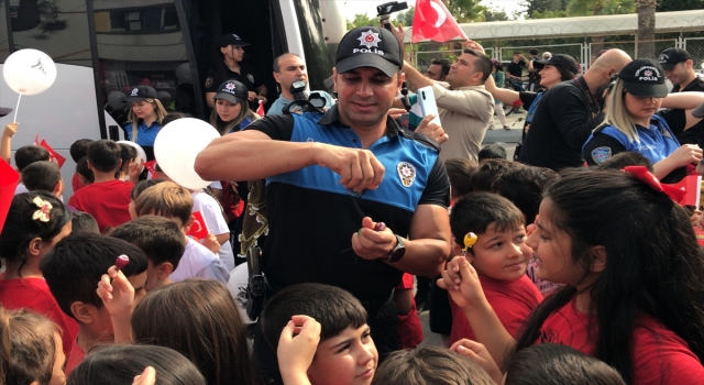 Adana’da polis Cumhuriyet’in 100. yılı kapsamında kortej düzenledi