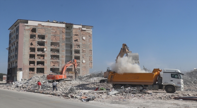 Hatay’da ağır hasarlı binaların kontrollü yıkımı sürdü