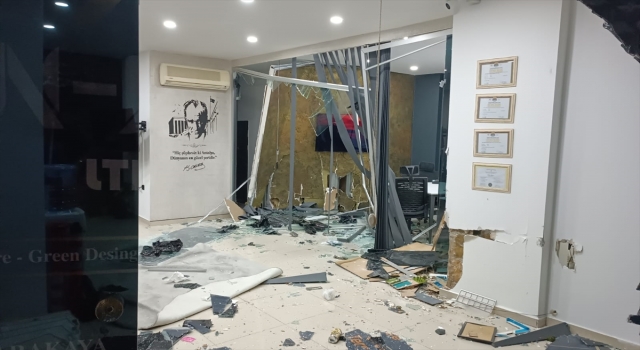 Alanya’da sürücüsünün fren yerine gaza bastığı otomobil iş yerine girdi