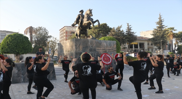 Hatay’da Cumhuriyet’in 100. yılı kutlamaları kapsamında 100 kişi zeybek oynadı