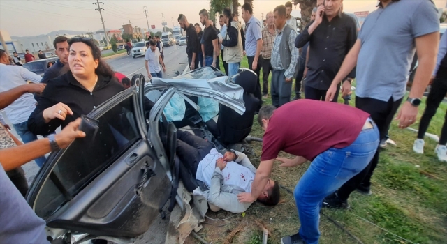 Kahramanmaraş’ta refüjdeki ağaca çarpan otomobildeki 2 kişi yaralandı