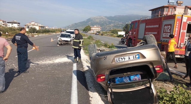 Hatay’da 2 otomobilin çarpıştığı kazada 2 kişi yaralandı