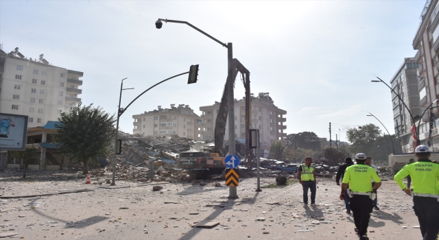 Gaziantep’te ağır hasarlı binaların yıkımı sürüyor