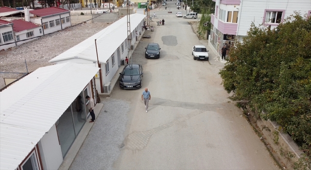 Osmaniye’nin Bahçe ilçesinde afetzede esnafa yapılan 95 prefabrikten 65’i tamamlandı