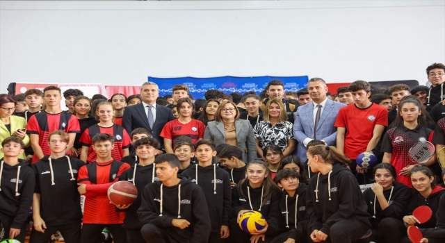 Gaziantep’te 600 öğrenciye spor kıyafeti verildi