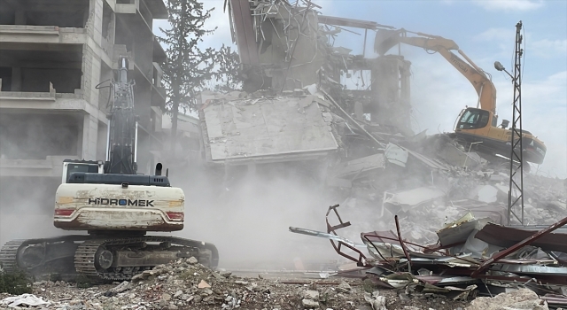 Hatay’da depremlerde ağır hasar alan 5 bina kontrollü yıkıldı