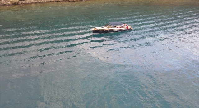 Antalya’da denizi kirleten tekne seferden men edildi